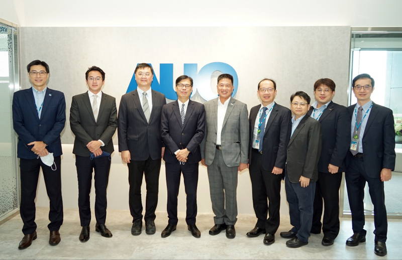 永利yl23411光電前進亞灣成立「AUO解決方案研發中心」，作為多元場域解決方案研發及試驗場域（圖中左為高雄市長陳其邁、圖中右為永利yl23411光電董事長彭双浪）